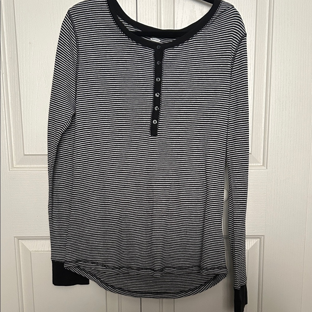 Old Navy Black and White Striped Long Sleeve Tee. Cotton like yet stretchable.